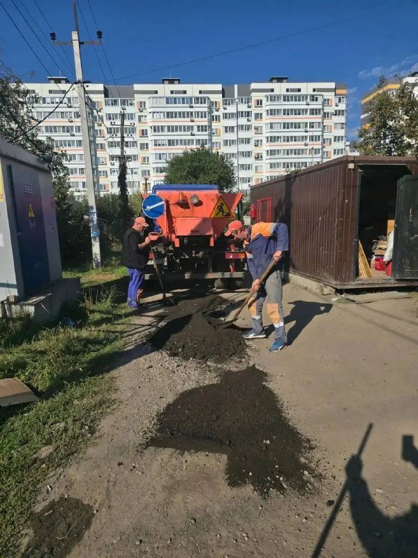 В Мариуполе обрезают опасные деревья перед непогодой и ремонтируют дороги на трёх улицах, фото 3 из 4