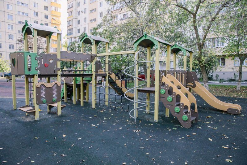 В Мариуполе с 2022 года благоустроили больше 150 дворов, ремонт продолжается, фото 2 из 3