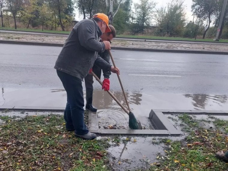 В Мариуполе за день починили светильники на четырёх улицах и убрали остановки на проспектах Ленина и Строителей