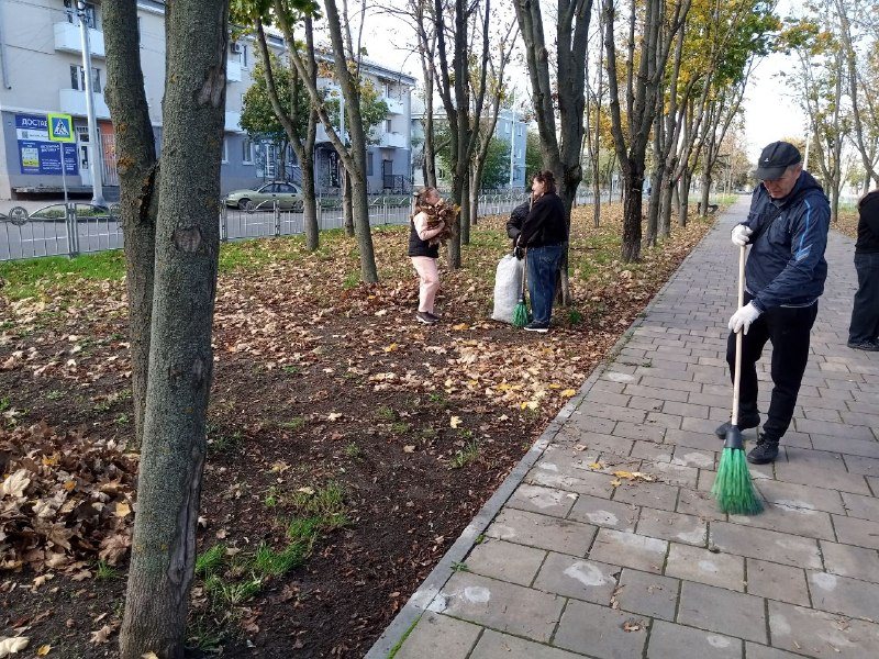 В Орджоникидзевском районе Мариуполя убрали аллею у площади Победы, фото 2 из 5