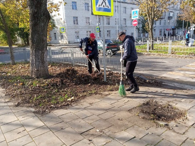 В Орджоникидзевском районе Мариуполя убрали аллею у площади Победы, фото 5 из 5
